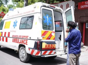 Τραγωδία στην Ινδία: Άνδρας έπαθε ηλεκτροπληξία προσπαθώντας να διώξει μαϊμού με μεταλλικό κοντάρι – Σοκαριστικό βίντεο