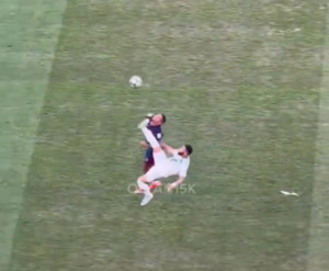 Εικόνες που κόβουν την ανάσα: Παίκτης δέχεται «ανάποδο ψαλίδι» στο πρόσωπο του και χάνει τις αισθήσεις του