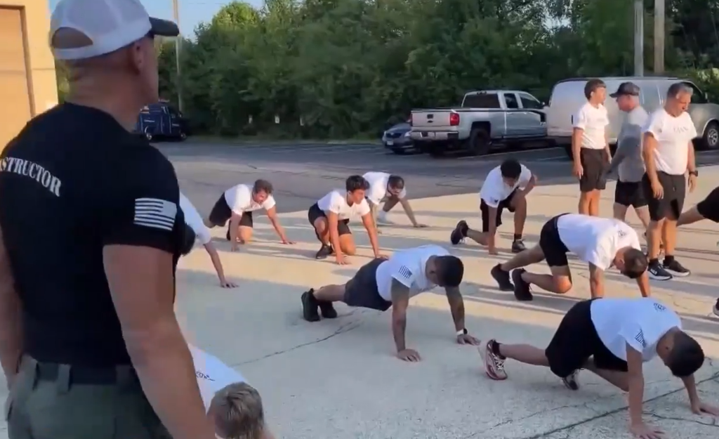 «Alpha males» με το ζόρι: Κατασκηνώσεις αρρενωπότητας – Η σκοτεινή βιομηχανία ανδρισμού που διογκώνεται