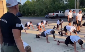 «Alpha males» με το ζόρι: Κατασκηνώσεις αρρενωπότητας – Η σκοτεινή βιομηχανία ανδρισμού που διογκώνεται