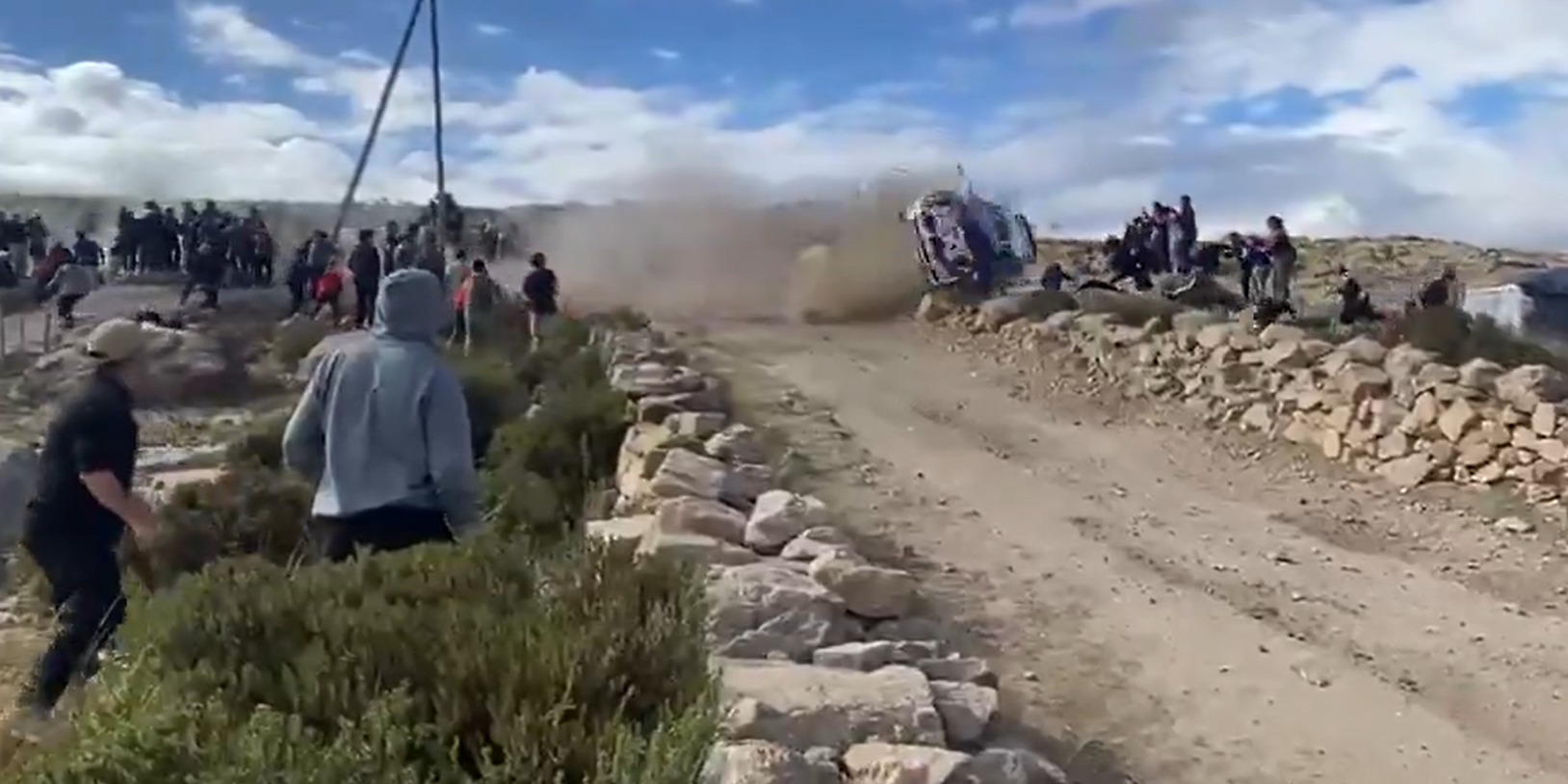 &Tau;&rho;&alpha;&gamma;&omega;&delta;ί&alpha; &sigma;&tau;&omicron; Rally Sudamericano: &Nu;&epsilon;&kappa;&rho;ό&sigmaf; &theta;&epsilon;&alpha;&tau;ή&sigmaf; &mu;&epsilon;&tau;ά &alpha;&pi;ό έ&xi;&omicron;&delta;&omicron; &alpha;&gamma;&omega;&nu;&iota;&sigma;&tau;&iota;&kappa;&omicron;ύ &omicron;&chi;ή&mu;&alpha;&tau;&omicron;&sigmaf; (vid)