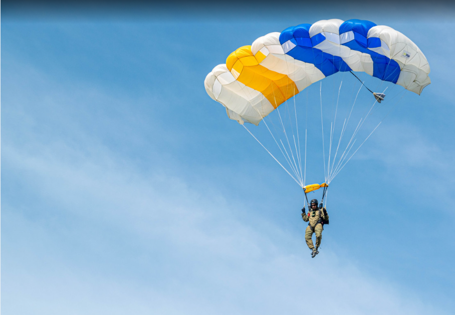 Αμερικανικό ποδόσφαιρο: Αλεξιπτωτιστής προσγειώθηκε στο… πίνακα του γηπέδου (vid)