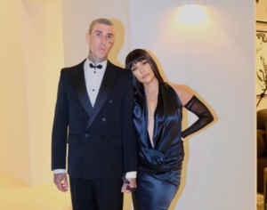 Χαμός με τον Τράβις Μπάρκερ που… γλείφει τα πόδια της Κόρτνεϊ Καρντάσιαν για τα γενέθλιά της