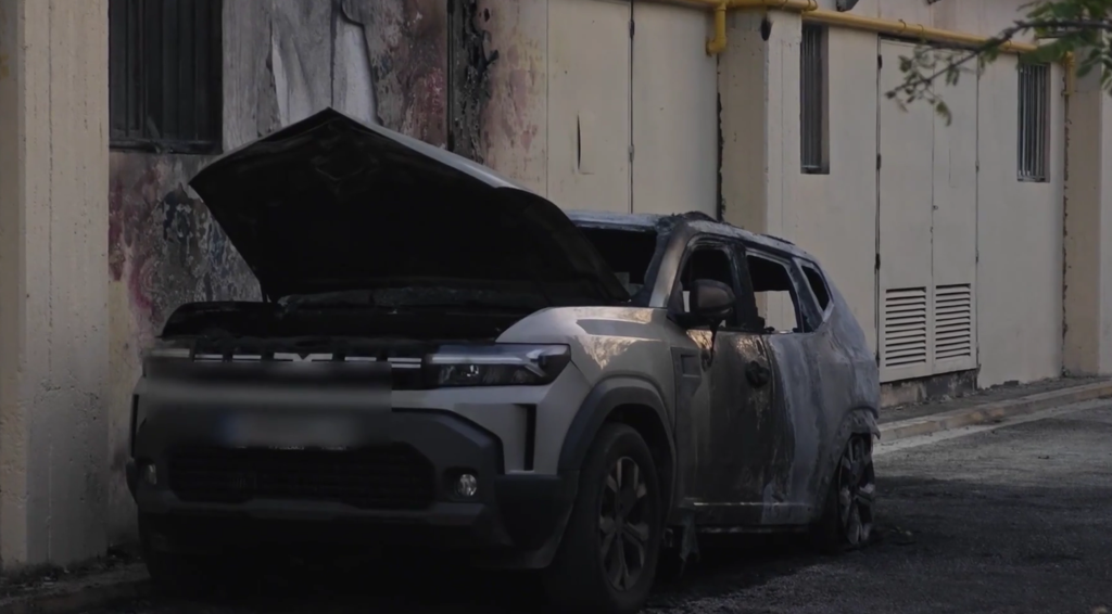 Πανεπιστημιούπολη: Εμπρηστική επίθεση σε βάρος πραγματογνώμονα της τραγωδίας των Τεμπών – Έκαψαν το αμάξι του (video)