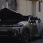 Πανεπιστημιούπολη: Εμπρηστική επίθεση σε βάρος πραγματογνώμονα της τραγωδίας των Τεμπών – Έκαψαν το αμάξι του (video)