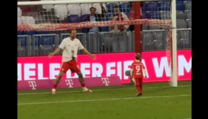 Ο Χάρι Κέιν πανηγύρισε τον τίτλο παίζοντας μπάλα με τον γιο του (vid)