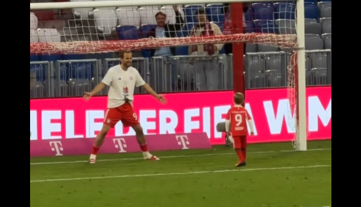 Ο Χάρι Κέιν πανηγύρισε τον τίτλο παίζοντας μπάλα με τον γιο του (vid)