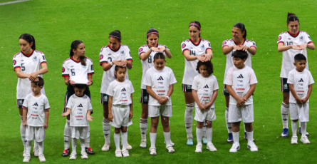 Όμορφη στιγμή πριν τη σέντρα: Παίκτριες «προστάτεψαν» τα παιδιά από τη βροχή (vid)