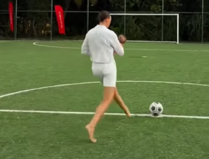 Crossbar Challenge: Μαμά σουτάρει με μωρό στο χέρι; Κανένα πρόβλημα!