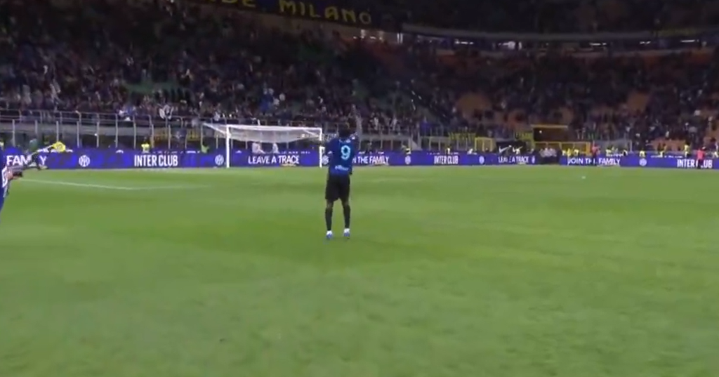 Τουράμ σε τρελά κέφια: Διέκοψε τρεις φορές τη συνέντευξη για να πανηγυρίσει με τον κόσμο (vid)