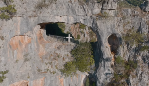 Η δρακότρυπα του Άη Γιώργη από ψηλά – Ο μύθος του Ιπτάμενου Καβαλάρη (video drone)