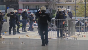 Ένταση έξω από το δικαστήριο στη δίκη για τον Ρωμανό – Χρήση δακρυγόνων από την Αστυνομία