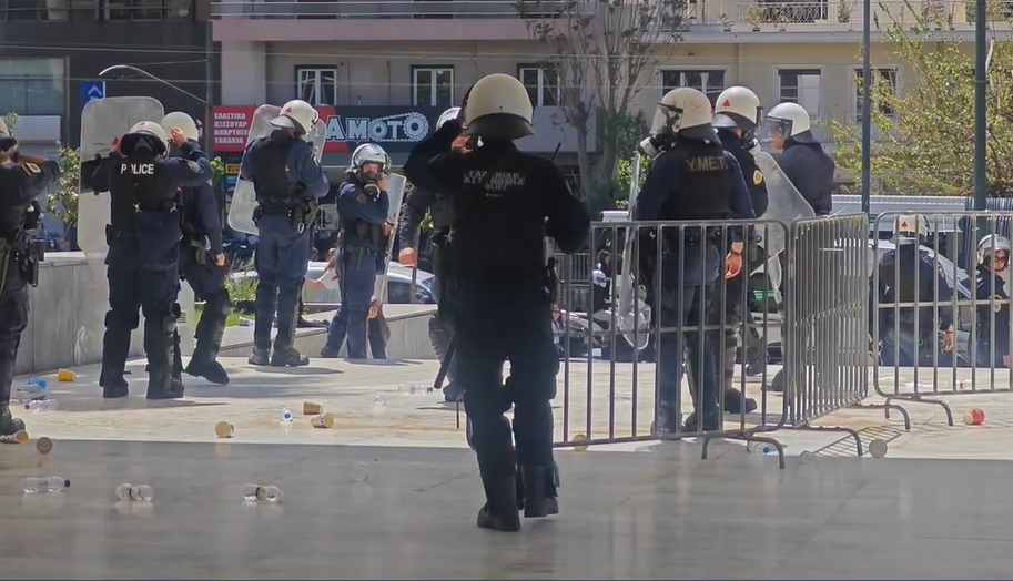 Ένταση έξω από το δικαστήριο στη δίκη για τον Ρωμανό – Χρήση δακρυγόνων από την Αστυνομία