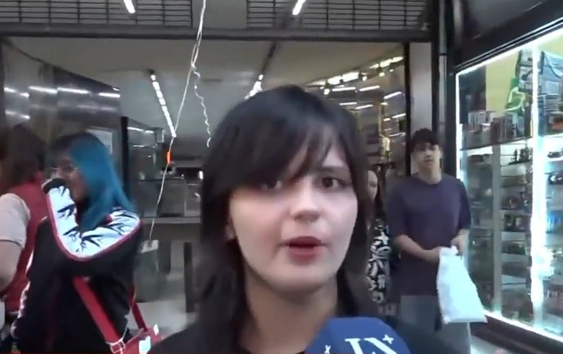 Viral &sigma;&tau;&iota;&gamma;&mu;ή: Έ&xi;&alpha;&lambda;&lambda;&eta; &kappa;&omicron;&pi;έ&lambda;&alpha; &sigma;&tau;&eta;&nu; &Alpha;&rho;&gamma;&epsilon;&nu;&tau;&iota;&nu;ή &xi;&epsilon;&sigma;&pi;ά &mu;&epsilon; &beta;&rho;&iota;&sigma;&iota;έ&sigmaf; on camera &psi;ά&chi;&nu;&omicron;&nu;&tau;&alpha;&sigmaf; &tau;&omicron;&nu; &sigma;ύ&nu;&tau;&rho;&omicron;&phi;ό &tau;&eta;&sigmaf; (video)