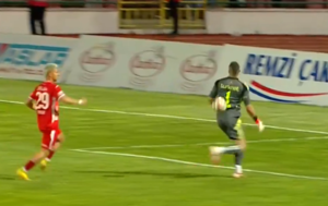 Απίστευτη γκάφα στην Τουρκία: Ο κίπερ έχασε την τροχιά της μπάλας, βρήκε στην πλάτη του και στρώθηκε στον επιθετικό (vid)