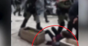 Βίντεο ντοκουμέντο: Άνδρας των ΜΑΤ κλωτσάει διαδηλώτρια – Πέφτει με το κεφάλι σε ζαρντινιέρα