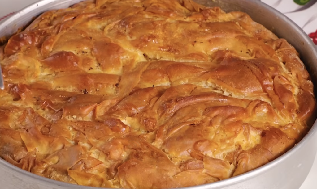 «Η τυρόπιτα της πεθεράς μου» – Η πεντανόστιμη συνταγή της Αργυρώς Μπαρμπαρίγου