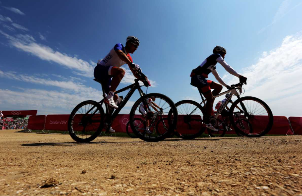 Ποδηλάτης «έσωσε» το μπουκαλάκι με το νερό σε αγώνα ταχύτητας (vid)