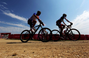 Ποδηλάτης «έσωσε» το μπουκαλάκι με το νερό σε αγώνα ταχύτητας (vid)