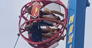 Σκηνές τρόμου σε λούνα παρκ στη Σεβίλλη: Έσπασε ο ιμάντας παιχνιδιού και βρέθηκαν στο κενό (video)