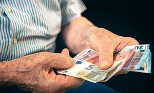 Επίδομα έως 846 ευρώ για συνταξιούχους: Ποιοι το δικαιούνται και οι προϋποθέσεις