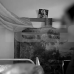 Φρίκη μέσα στο ίδιο του το σπίτι: Οικιακή βοηθός ξυλοκοπεί 98χρονο με άνοια (video)