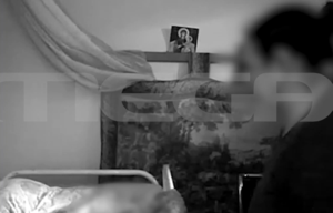 Φρίκη μέσα στο ίδιο του το σπίτι: Οικιακή βοηθός ξυλοκοπεί 98χρονο με άνοια (video)