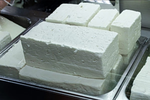 Η φέτα προκαλεί… αναστάτωση στις ΗΠΑ: Η δήλωση αξιωματούχου που έγινε viral – «Γιατί την προστατεύετε;»