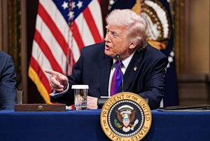 Τραμπ: Το Ιράν πρέπει να πει απλώς «παραδινόμαστε» – Πρότεινα στον Πούτιν μικρή εκεχειρία στην Ουκρανία