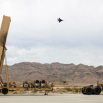 Bloomberg: Οι ΗΠΑ εξετάζουν ανάπτυξη υπερηχητικών πυραύλων «Dark Eagle» στη Μέση Ανατολή