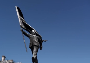 Λονδίνο: Νέο άγαλμα του Bansky – Τι συμβολίζει ο άνδρας με το κοστούμι