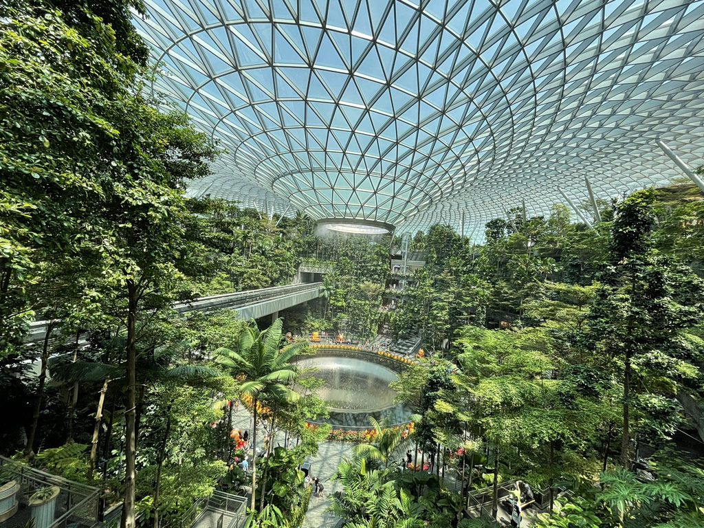 Changi Airport, το ομορφότερο αεροδρόμιο του κόσμου: Τροπικοί κήποι, κινηματογράφοι και ένας εντυπωσιακός καταρράκτης