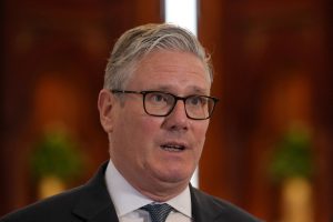 Στάρμερ κατά Τραμπ και Πούτιν για το ενεργειακό κόστος: «Κουράστηκαν οι πολίτες από τις αυξήσεις»