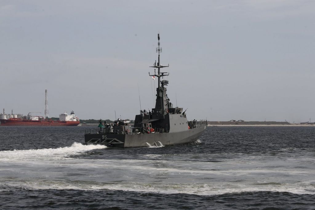 Ένταση στα Στενά του Ορμούζ: Ιρανικό πολεμικό έδωσε εντολή σε αμερικανικό πλοίο να αλλάξει κατεύθυνση