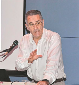 Στυλιανός Στυλιανίδης στα ΝΕΑ: «Ζούμε στην εποχή της τρέλας»