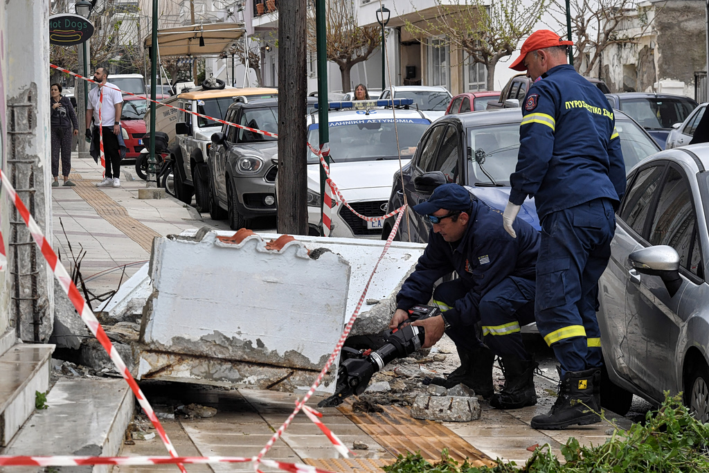 Τραγωδία στην Κόρινθο: «Έριχναν τους τοίχους το πρωί, ευτυχώς που δεν έπεσαν πάνω μου» λέει κάτοικος