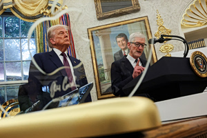 Τραμπ για Κουκ: «Κάποτε μου φίλησε τον κ… για να λύσω ένα μεγάλο πρόβλημά του»