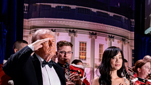 Καρέ Καρέ η συγκλονιστική φυγάδευση Τραμπ – Τα ουρλιαχτά και οι φωνές «κάτω-κάτω!»