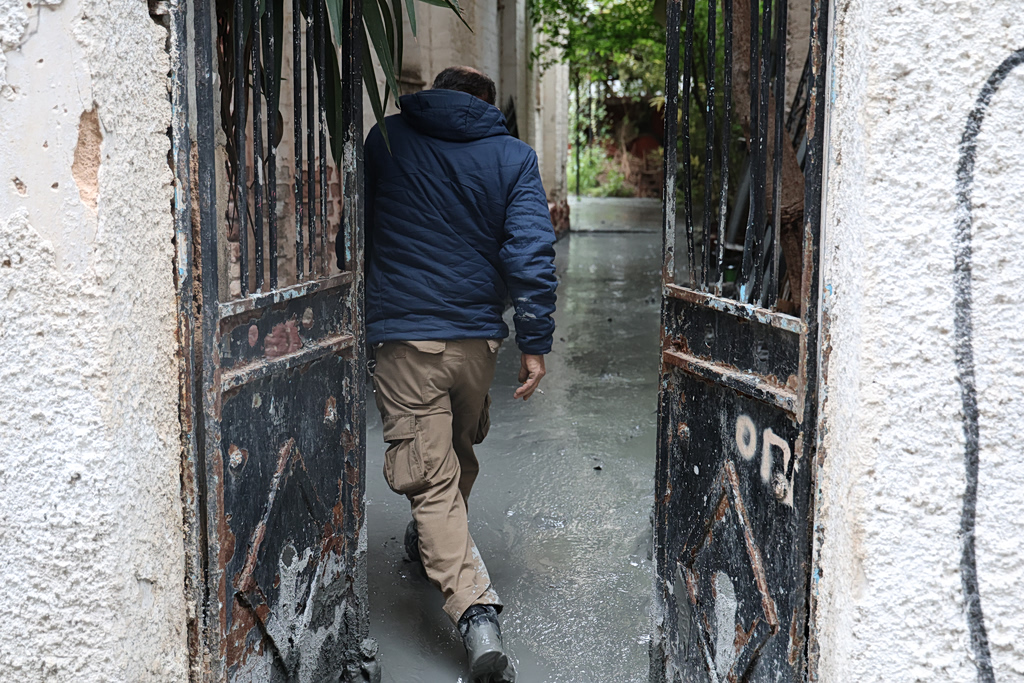 Κυψέλη: Το υγρό που αναβλύζει στους δρόμους μοιάζει με τσιμέντο αλλά όλα δείχνουν ότι είναι αθηναϊκός σχιστόλιθος