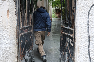 Κυψέλη: Το υγρό που αναβλύζει στους δρόμους μοιάζει με τσιμέντο αλλά όλα δείχνουν ότι είναι αθηναϊκός σχιστόλιθος