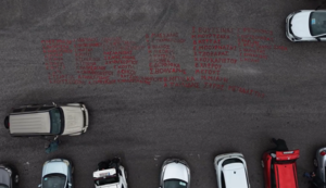 Δίκη Τεμπών: Συγκλονίζουν τα ονόματα των 57 θυμάτων έξω από το συγκρότημα «Γαιόπολις» (video)