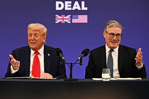 Τηλεφωνική επικοινωνία Στάρμερ -Τραμπ: Στο επίκεντρο η αποκατάσταση της ναυσιπλοΐας στα Στενά του Ορμούζ