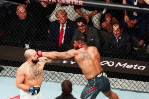 Το έριξε έξω ο Τραμπ μετά την αποτυχία των συνομιλιών για το Ιράν – Είδε αγώνα UFC παρέα με τον Ρούμπιο