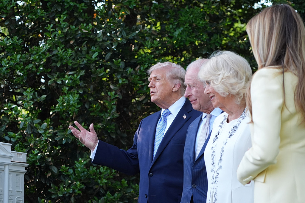 Οι «δύο λέξεις» του Τραμπ στον βασιλιά Κάρολο για τον Πούτιν: Όσα δεν κατέγραψαν τα μικρόφωνα