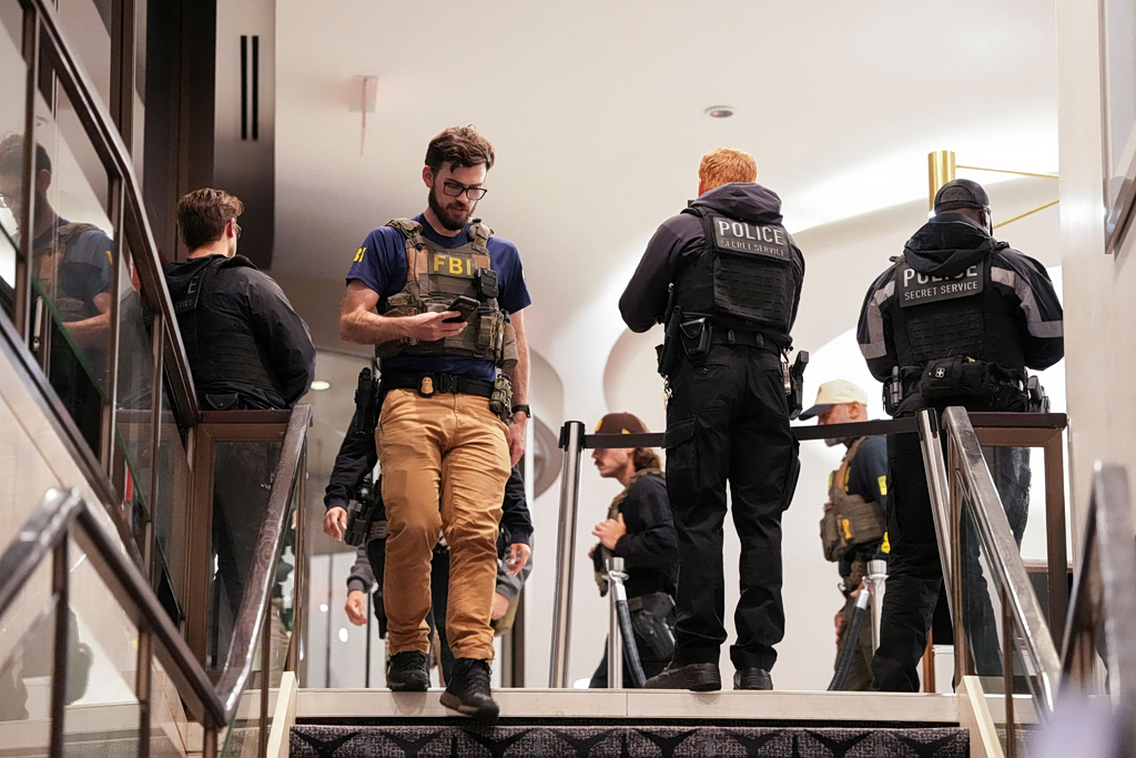 Σκηνές τρόμου από πυροβολισμούς στο δείπνο των ανταποκριτών του Λευκού Οίκου – Φυγαδεύτηκε ο Τραμπ, συνελήφθη ύποπτος