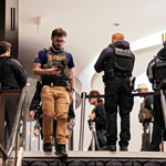 Σκηνές τρόμου από πυροβολισμούς στο δείπνο των ανταποκριτών του Λευκού Οίκου – Φυγαδεύτηκε ο Τραμπ, συνελήφθη ύποπτος