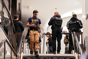 Σκηνές τρόμου από πυροβολισμούς στο δείπνο των ανταποκριτών του Λευκού Οίκου – Φυγαδεύτηκε ο Τραμπ, συνελήφθη ύποπτος