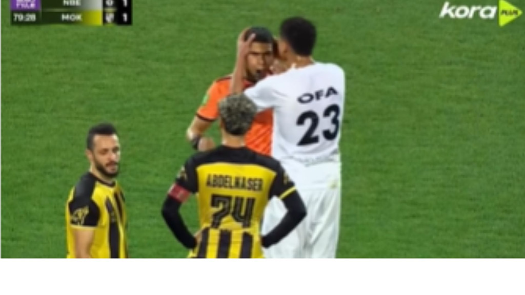 Απίστευτη σκηνή στην Αίγυπτο: Παίκτης φίλησε τον διαιτητή μετά από απόφαση VAR