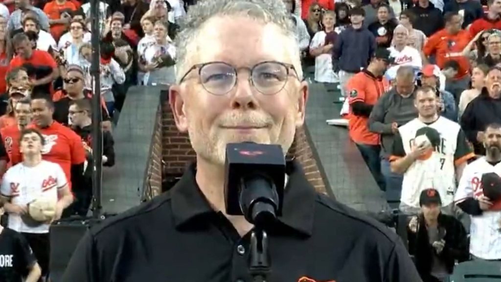 Κρις Ούλμαν: Ο τέσσερις φορές διεθνής πρωταθλητής σφυρικτών, ερμήνευσε και τον Εθνικό ύμνο της Αμερικής