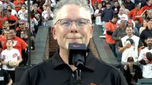 Κρις Ούλμαν: Ο τέσσερις φορές διεθνής πρωταθλητής σφυρικτών, ερμήνευσε και τον Εθνικό ύμνο της Αμερικής